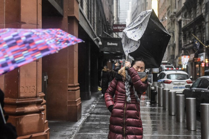 Bom bão tấn công các bang bờ Đông nước Mỹ